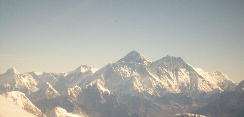 Nepal despliega una flota de drones para recoger basura del Everest