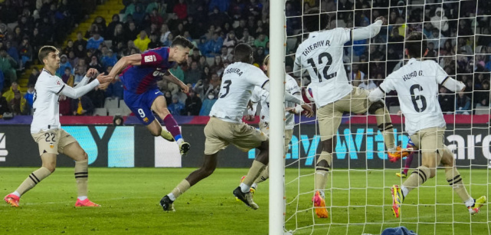 Lewandowski rescata a tiempo al Barça ante un combativo Valencia (4-2)