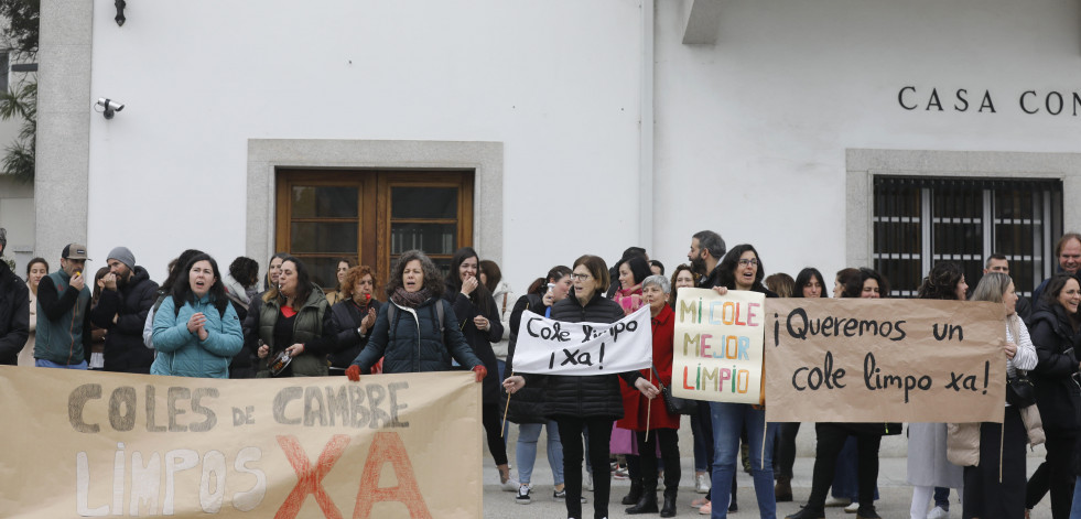 La Xunta reitera a Cambre su obligación de limpiar los colegios