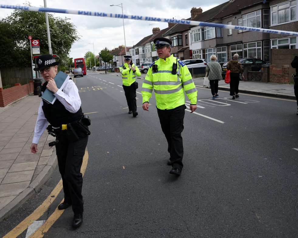 London (United Kingdom), 30/04/2024.- Police stand at the scene of an incident involving a man with a sword, in Hainault, east London, Britain, 30 April 2024. London's Metropolitan Police said a 13-ye