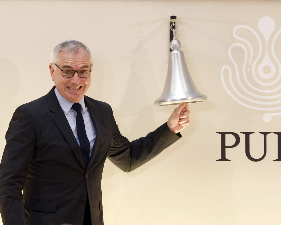 El presidente de la multinacional de fragancias y moda Puig, Marc Puig, durante el tradicional toque de campana en la Bolsa de Barcelona